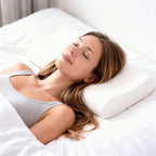 Frau schläft auf dem Rücken mit Luxupur ErgoPillow ergonomischem Premium Nackenkissen
