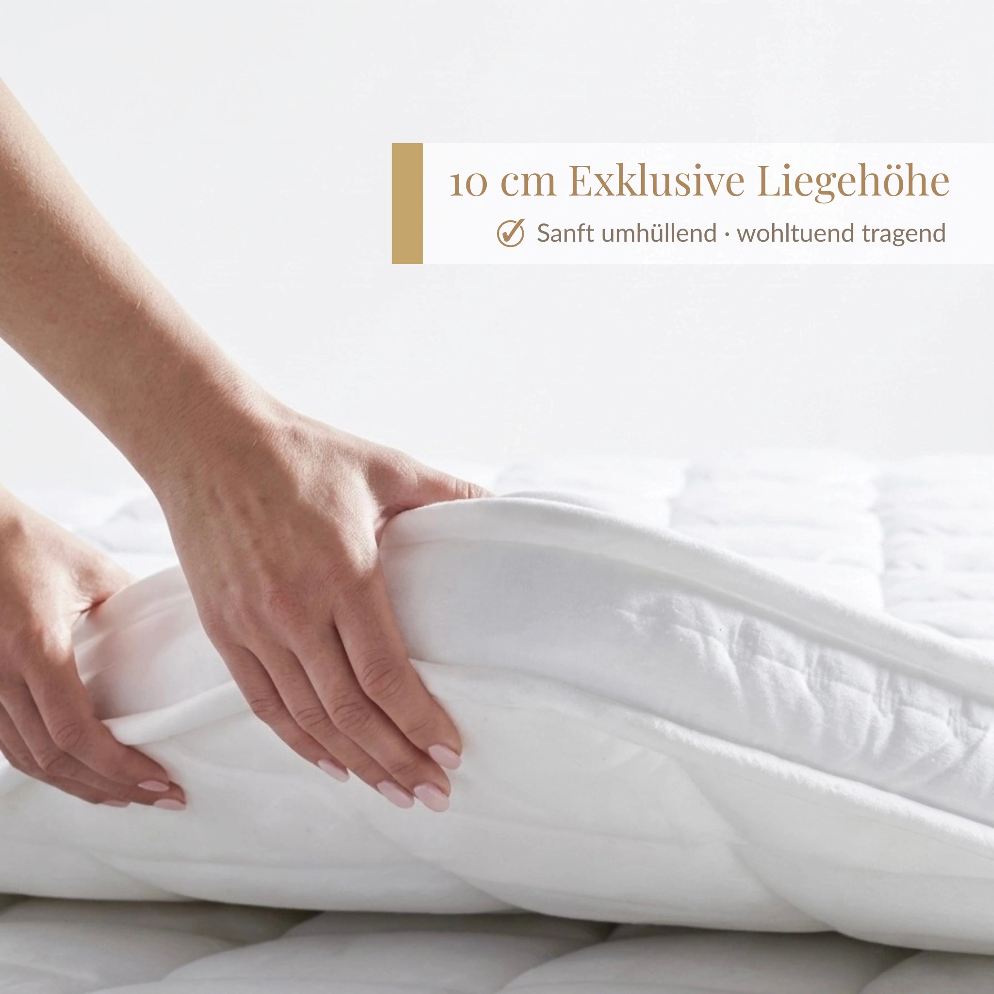 Hand drückt in den 10 cm hohen Luxupur OrthoTop Topper, sanft umhüllend und wohltuend tragend
